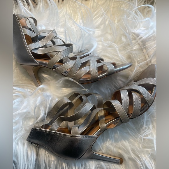 Tahari elastic strapped beige high heels size 8 - Picture 5 of 6